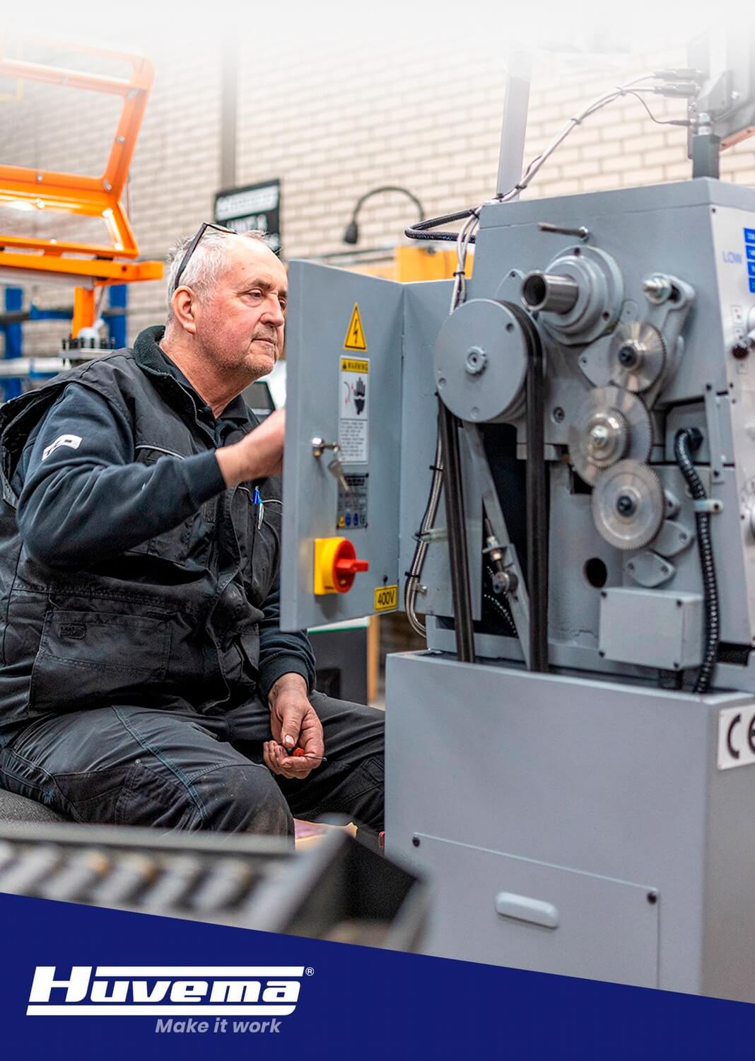 Andy aan het werk bij een Huvema machine
